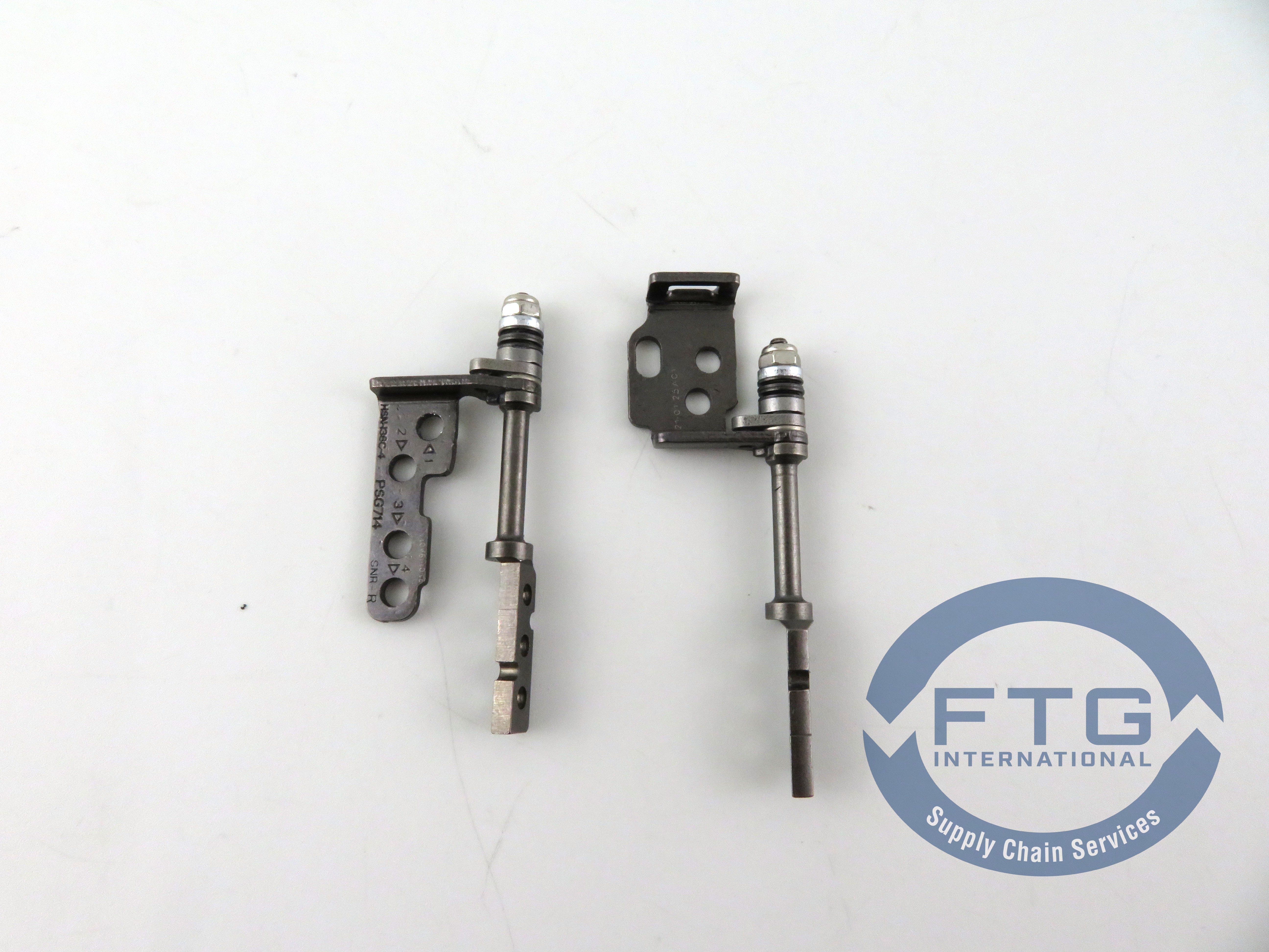 Includes Left and Right Hinges Screw Covers 683480-001 Display Hinge kit Hinge Covers and Screws Includes Left and Right Hinges Screw Covers 683480-001 Display Hinge kit Hinge Covers and Screws